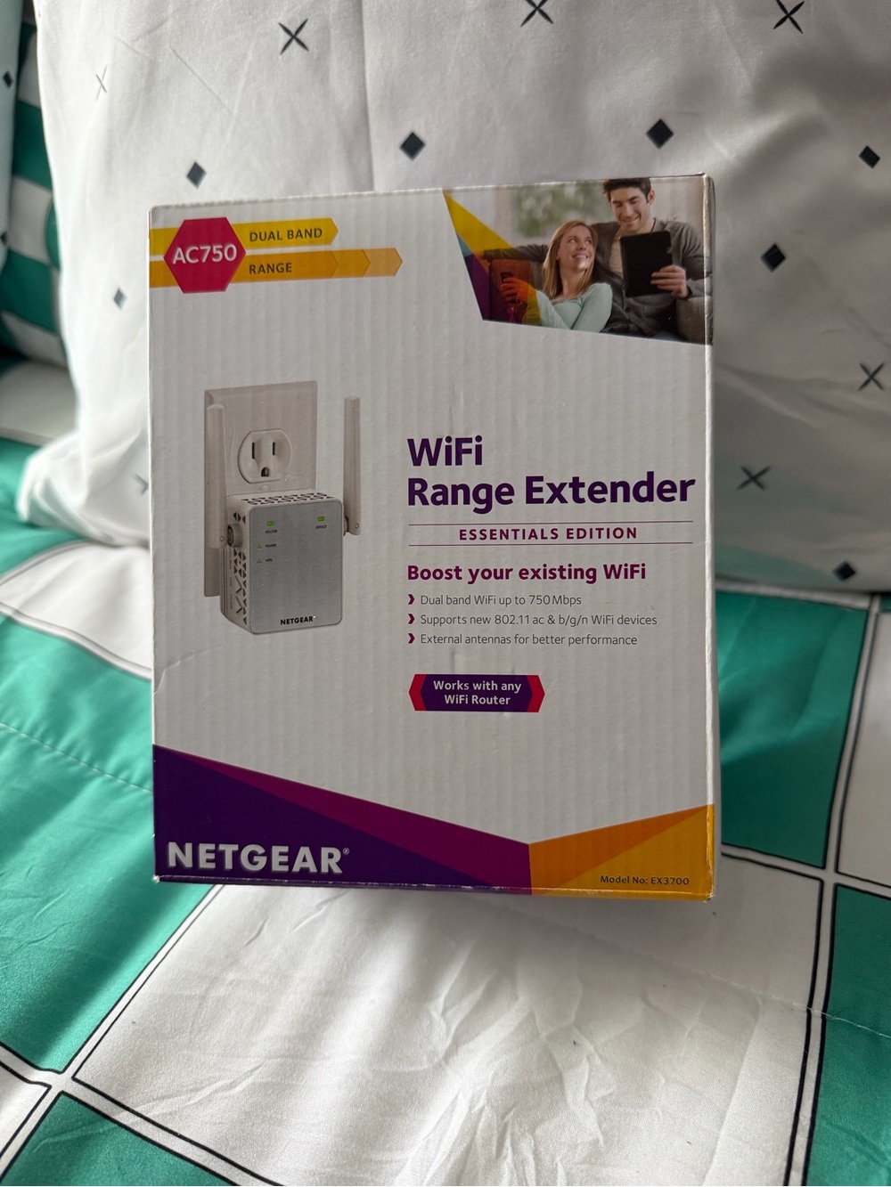 NETGEAR White WiFi Range Extender - AC750 Essentials Edition